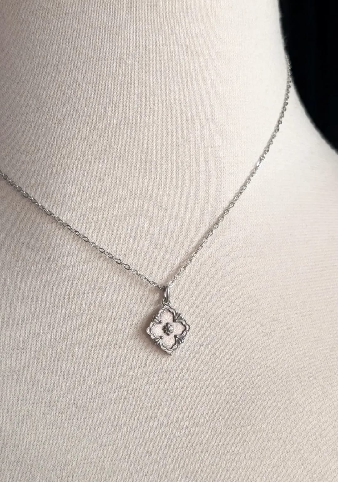 UNI-10288-1 - Silver Flower - Necklace