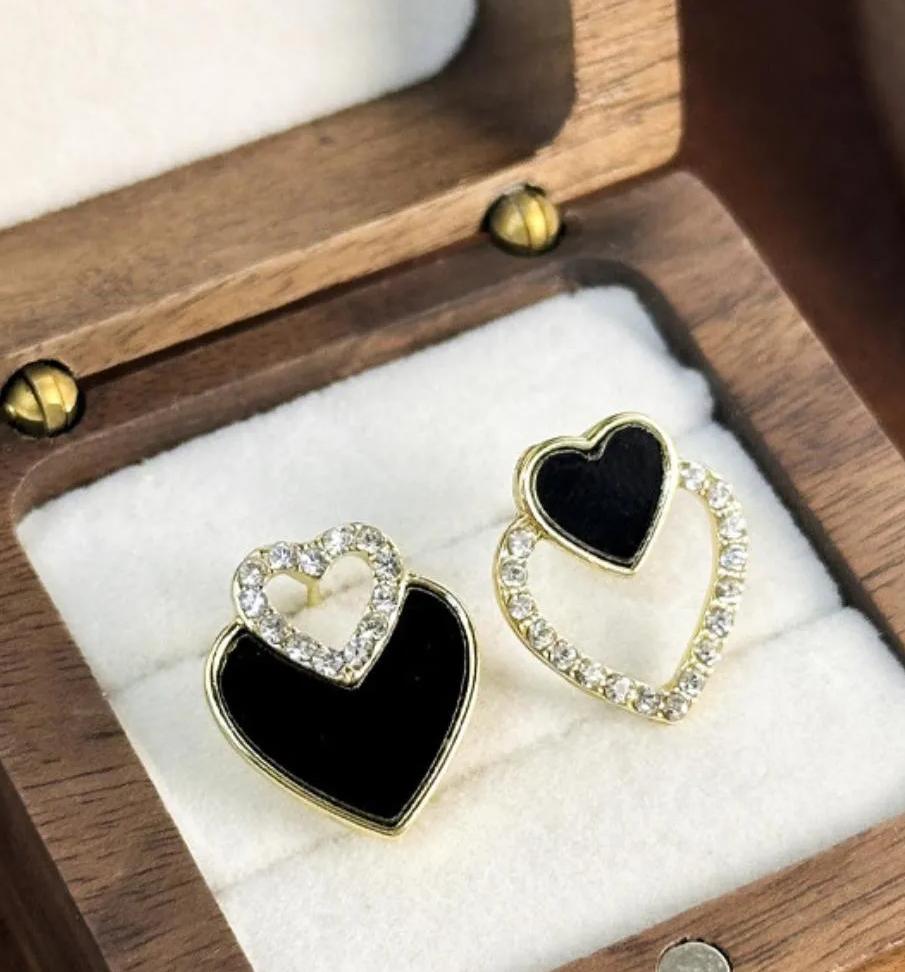 UNI-12335-1 - Black Marbled Heart - Earrings