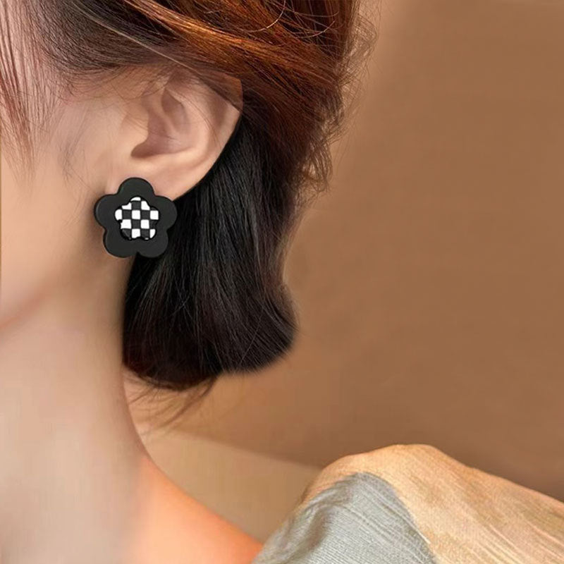 UNI-10339 - Black & White Grid Flower - Earring