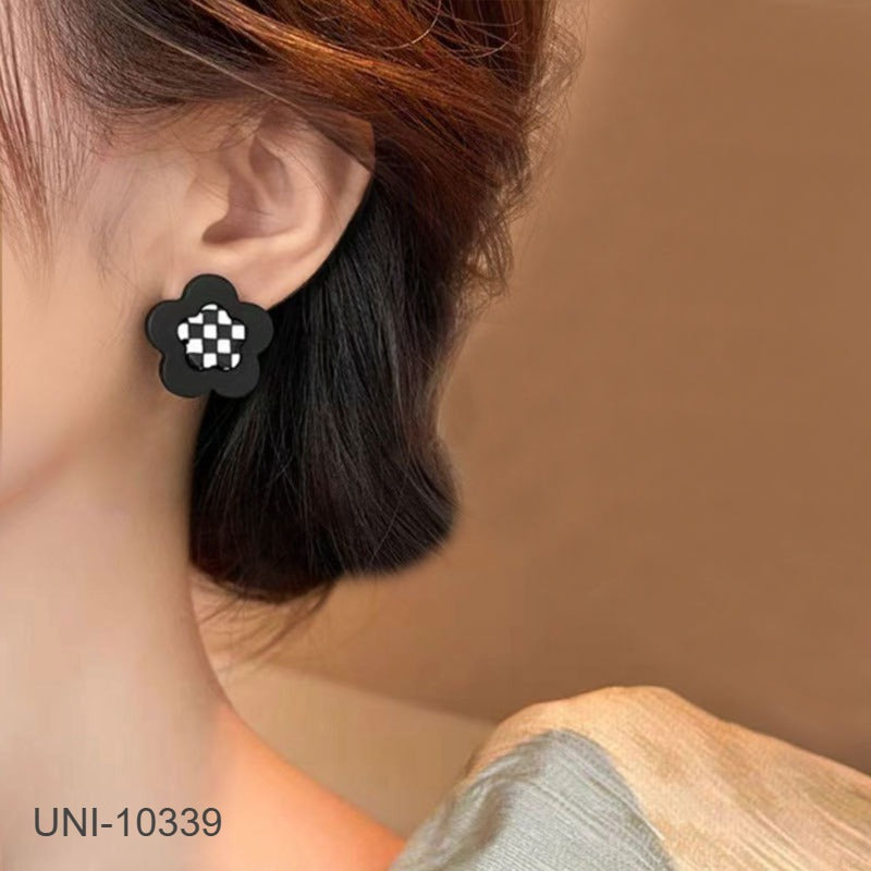 UNI-10339 - Black & White Grid Flower - Earring
