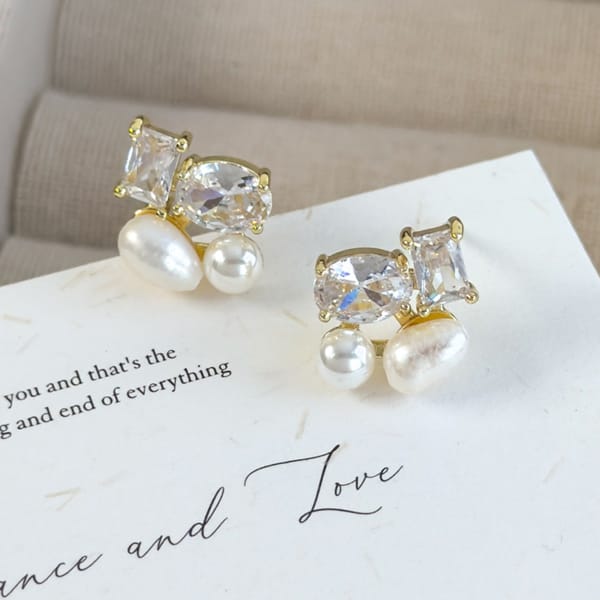 UNI-10079-1 - Pearl & Diamonds - Earring