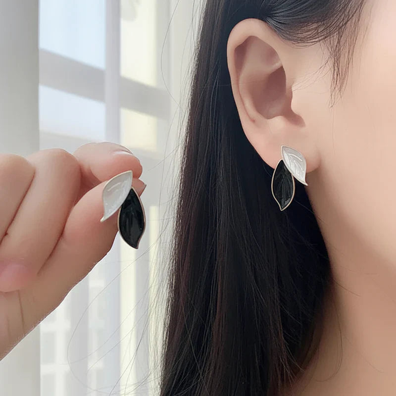 UNI-10311 - Black Leaves Gold - Earring