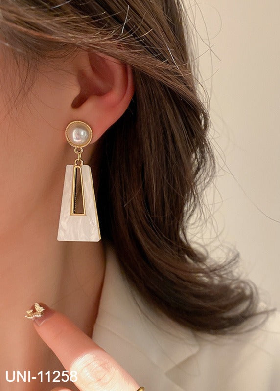 UNI-11258 - Pearl & White Geometric - Earring
