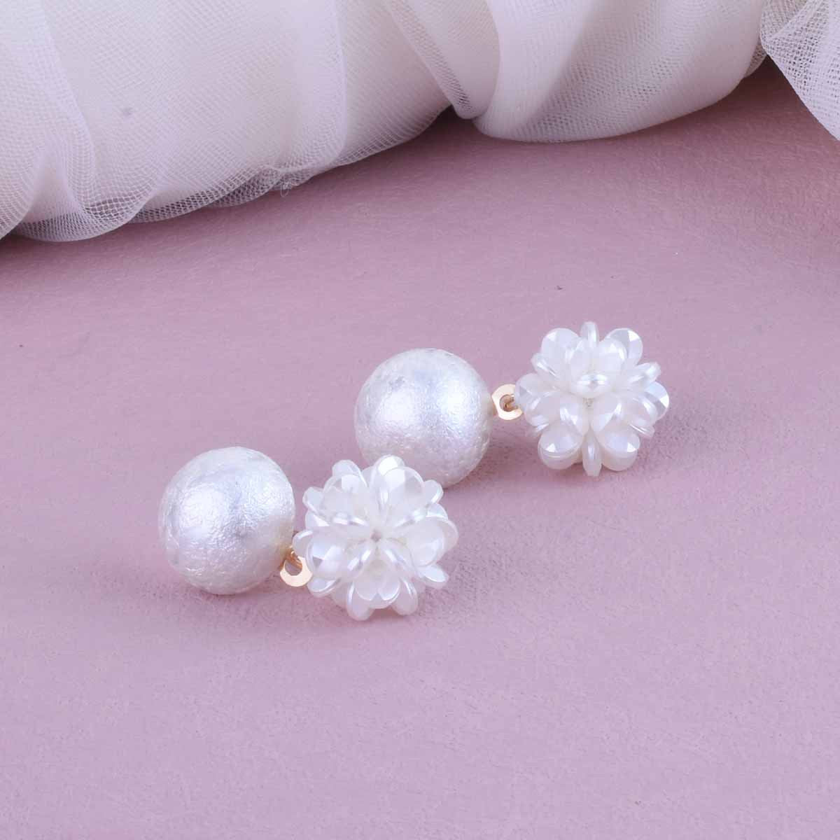 UNI-10530  - White Flower - Earring