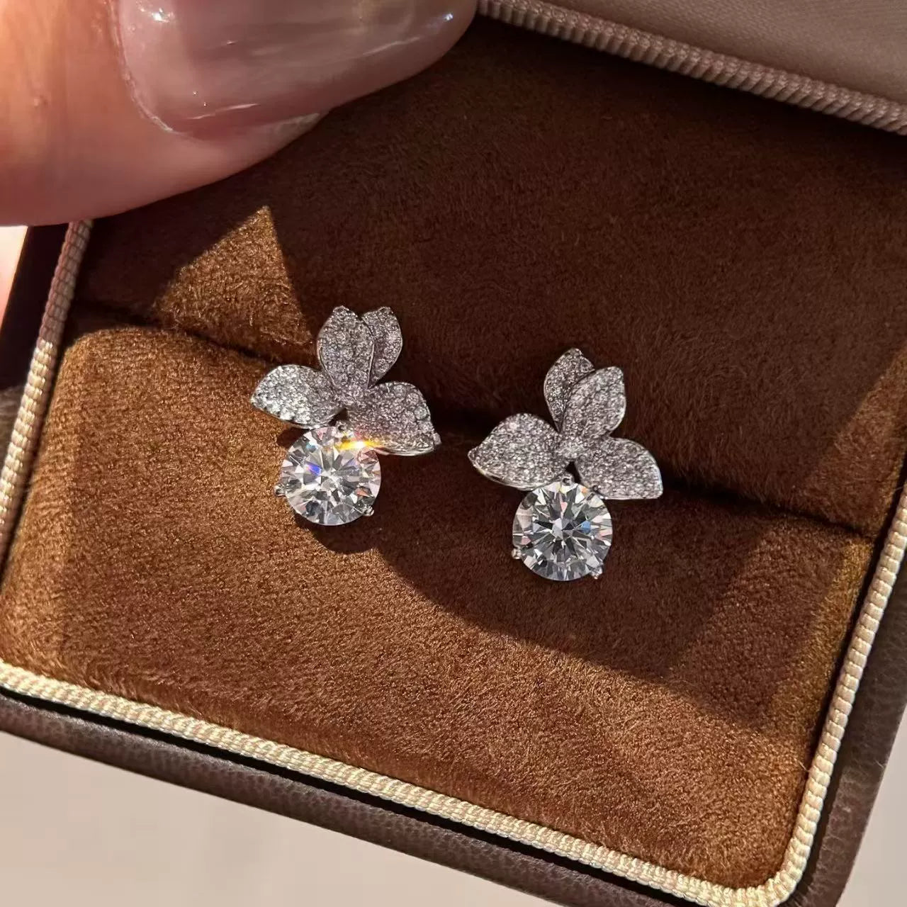 UNI-12344 - Diamonds Leaf Gold - Earrings