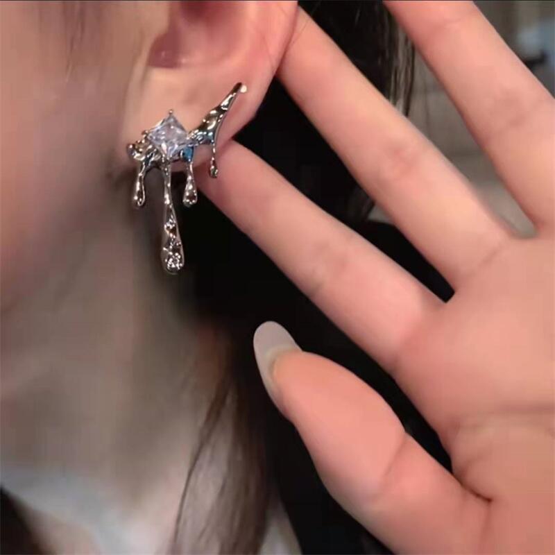 UNI-12416 - Diamond & Liquid Flowing Silver - Earring