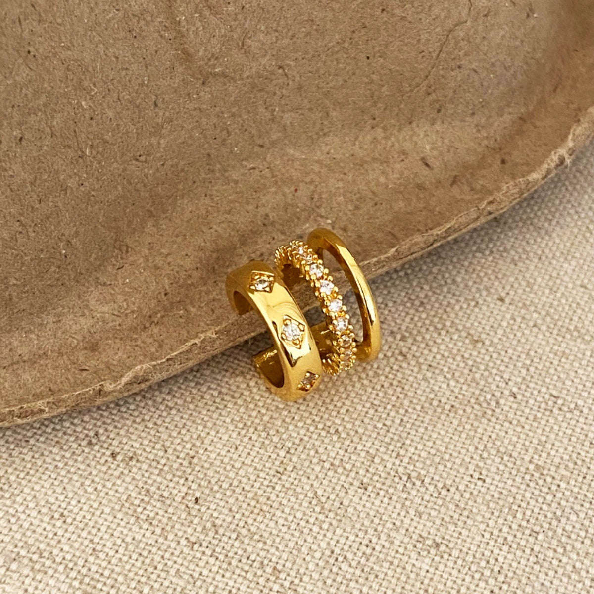 UNI-12670 - Classy Diamonds Gold - Ear Cuff