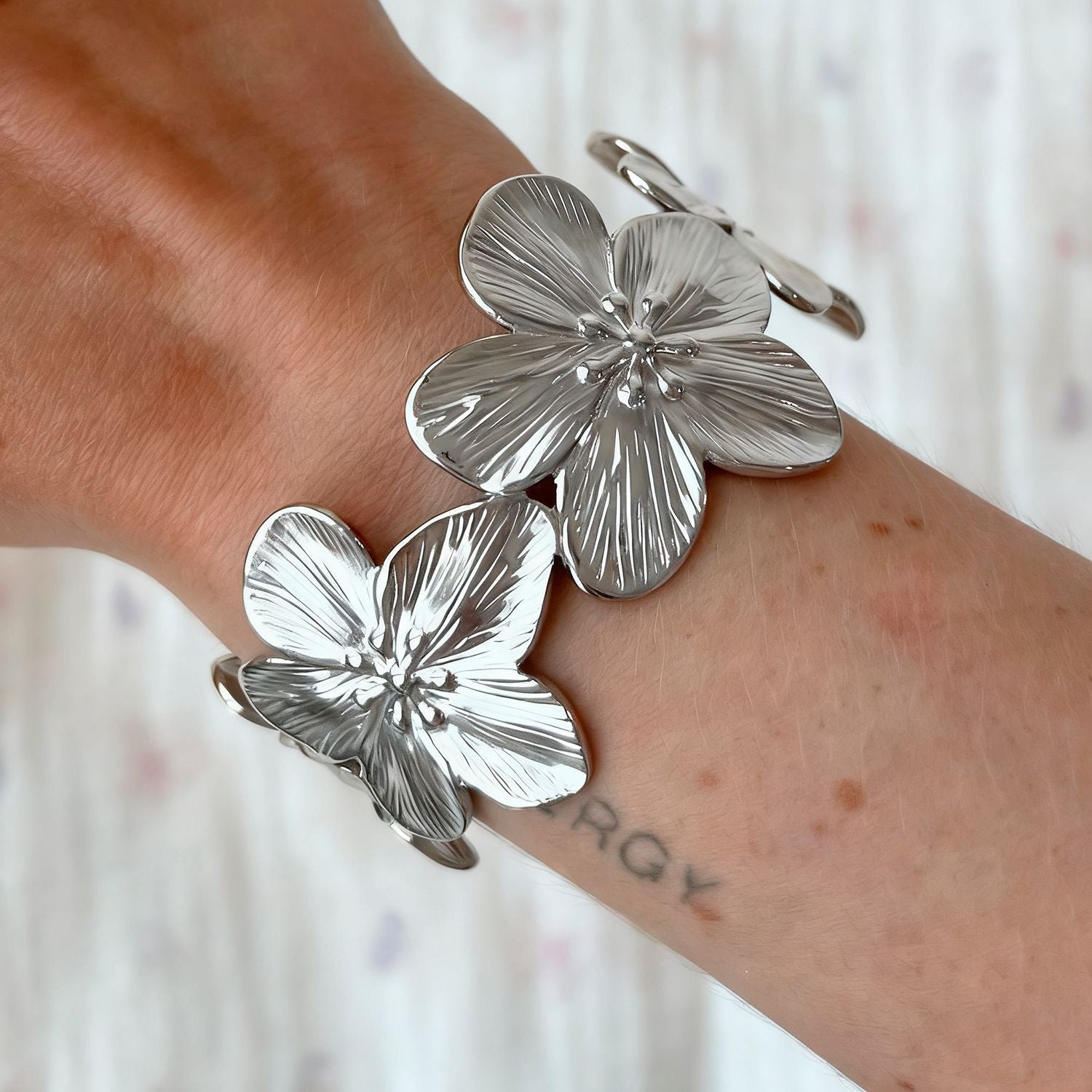 UNI-10636-2 - Silver Flower Bangle - Bracelet