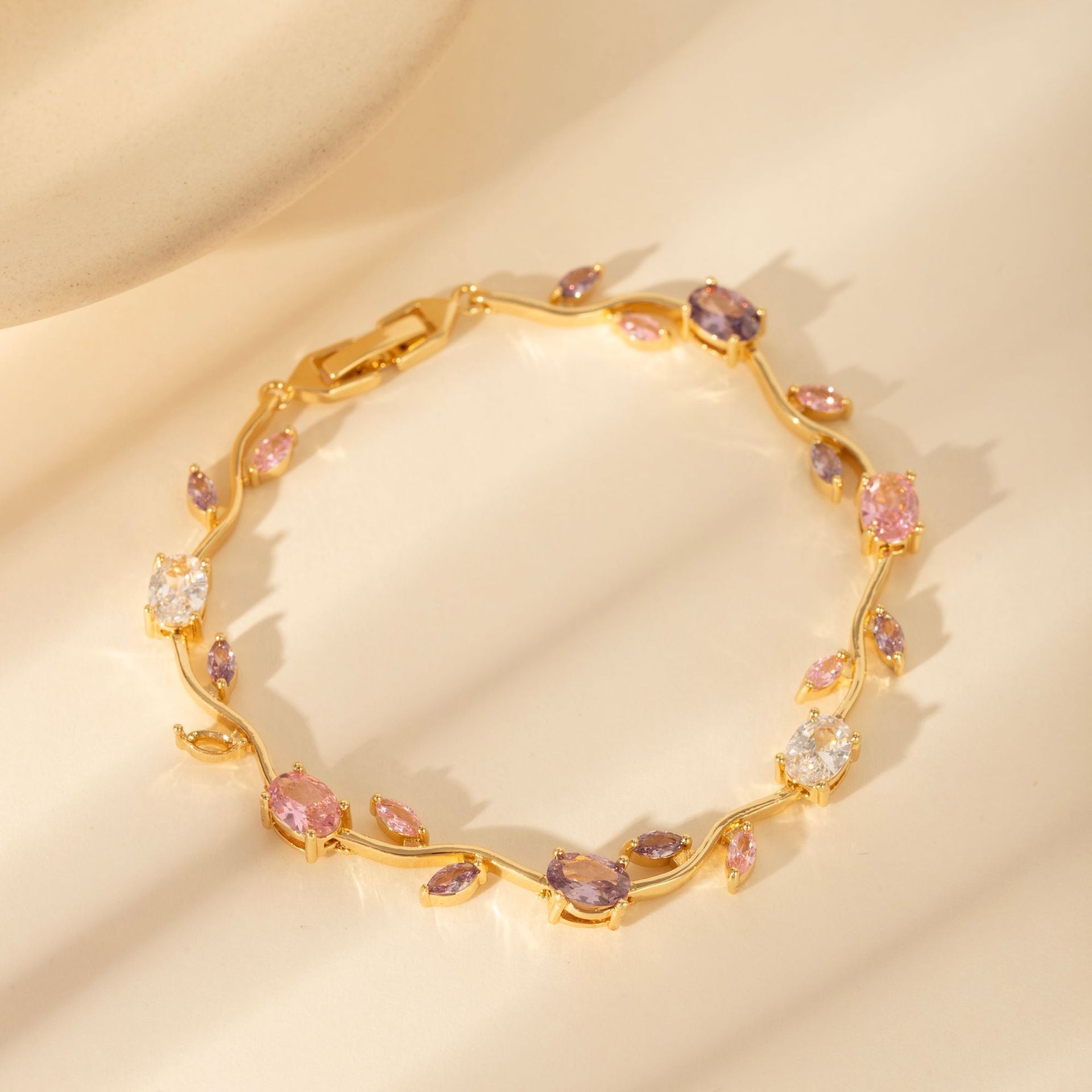 UNI-12192 - Viral Tulip Diamonds Gold - Bracelet