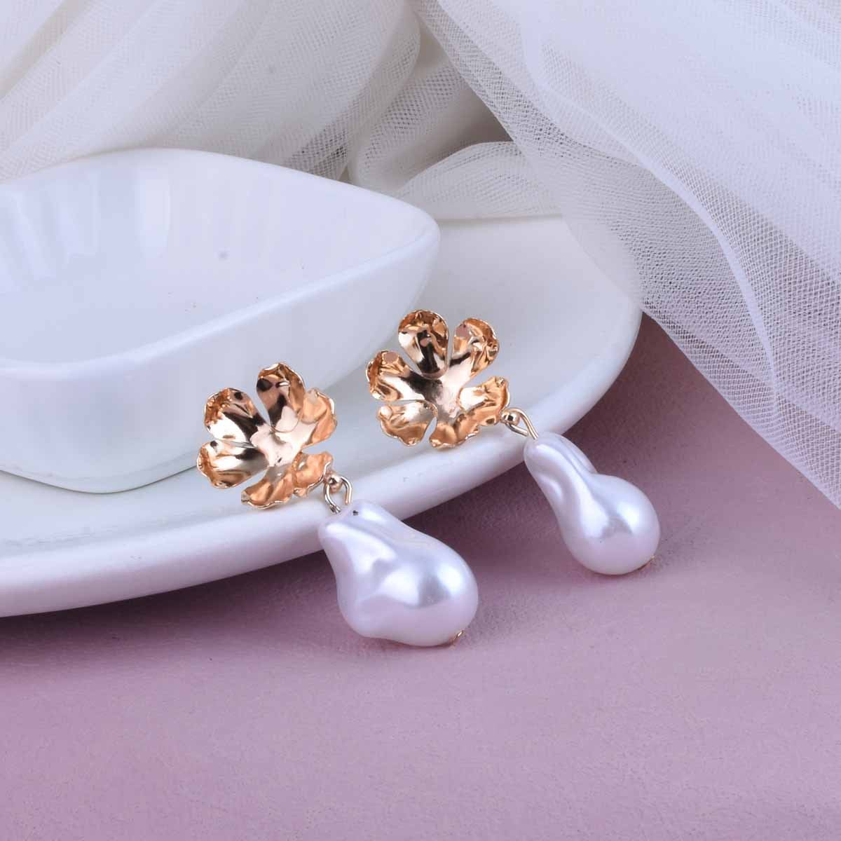 UNI-10534 - Gold Flower Chunky  Pearl    - Earring