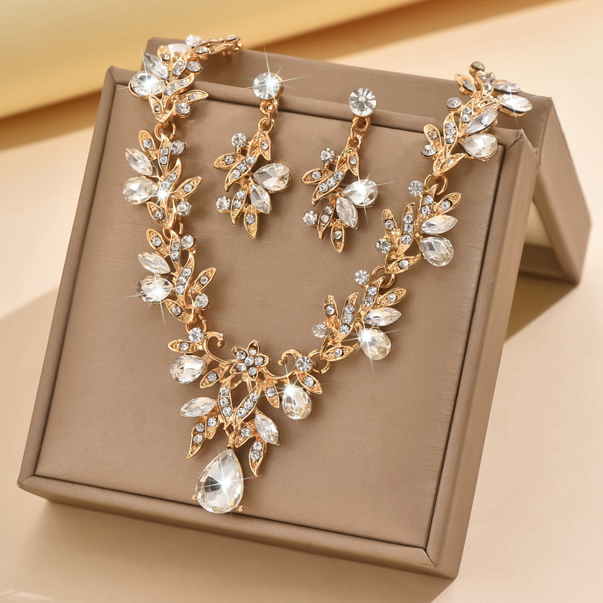 UNI-11355 - Royal Leaf White Diamonds Gold - Jewelry Set