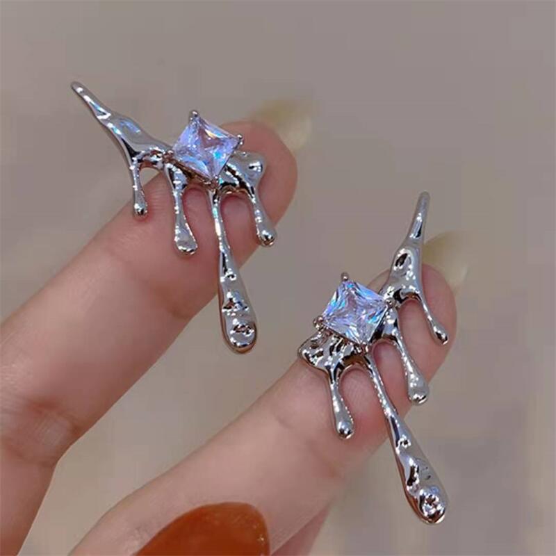 UNI-12416 - Diamond & Liquid Flowing Silver - Earring