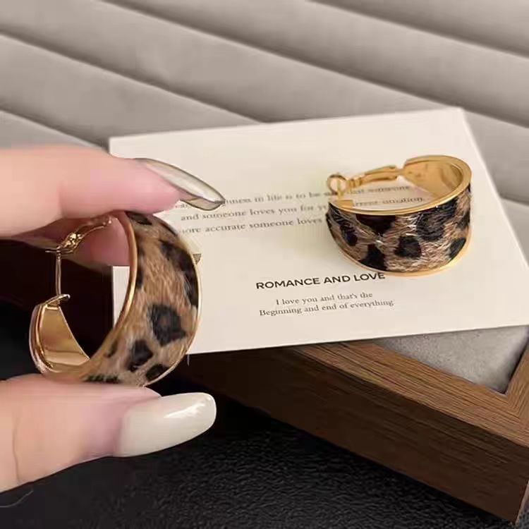 UNI-12111 - Fancy Hoop Leopard Design Gold - Earring