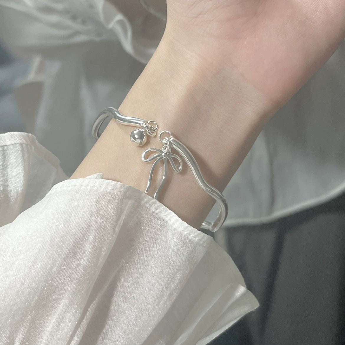 UNI-12310- Bow Silver Bangle - Bracelet