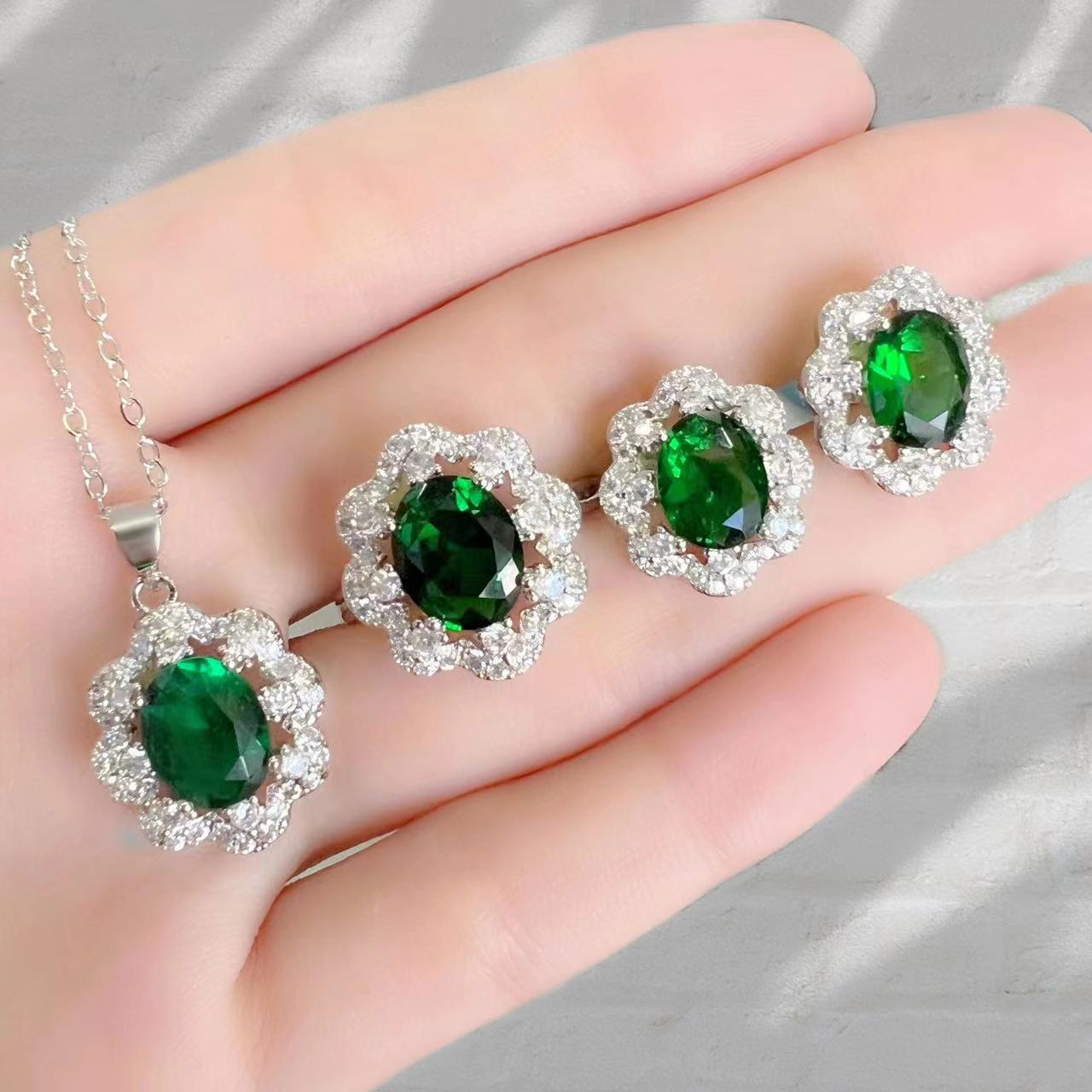 UNI-11045 - Oval Green Diamond - Jewelry Set