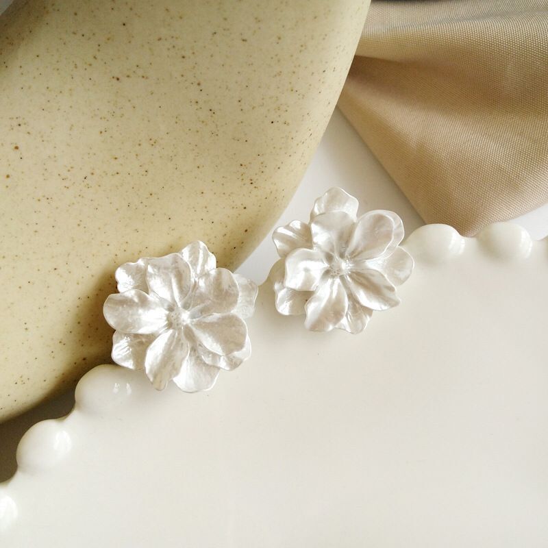 UNI-10073 - White Flower - Earring