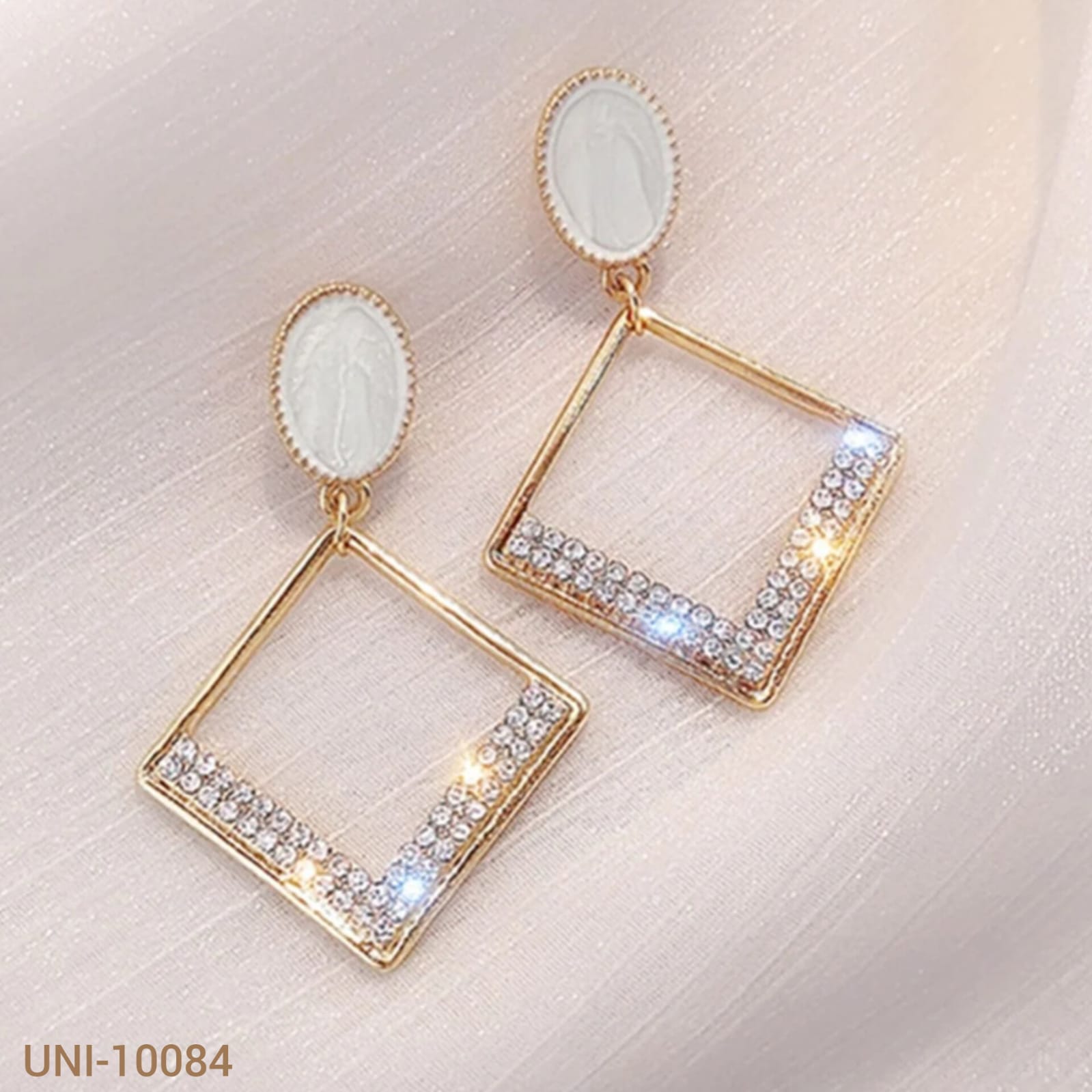 UNI-10084 - Blinky Diamodns Gold - Earring (DISCONTINUED BY SELLER)