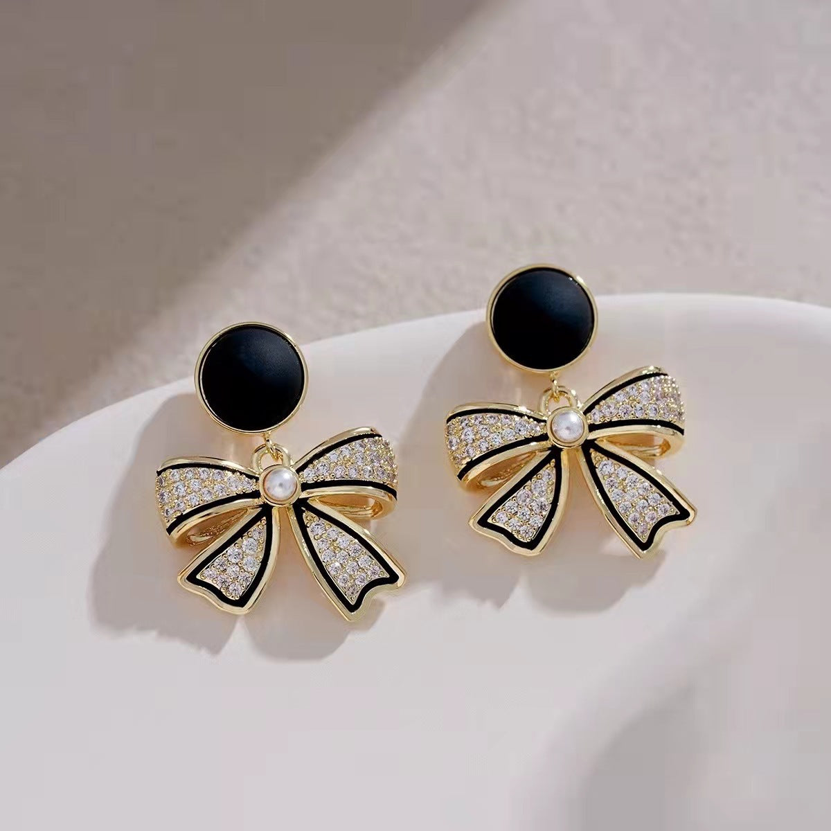 UNI-10033 - Bow Sparkle Diamond Black & Gold - Earring