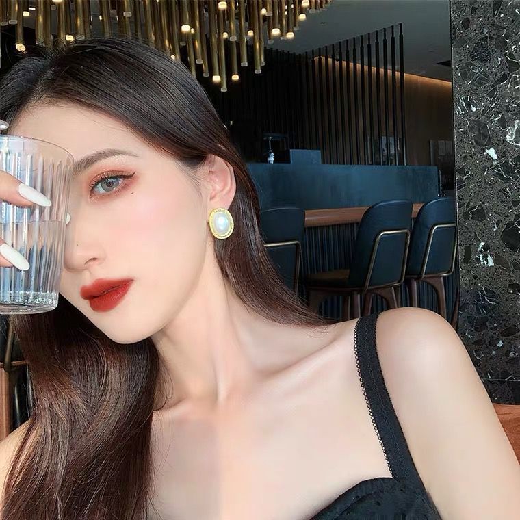 UNI-10046 - Elegant Pearl Frame - Earring