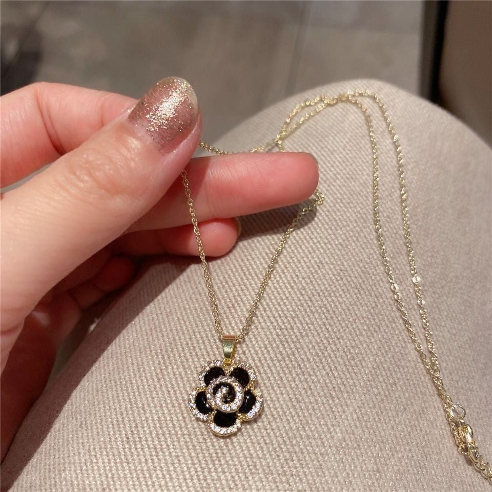 UNI-10050 - Diamond Flower Black & Gold - Necklace