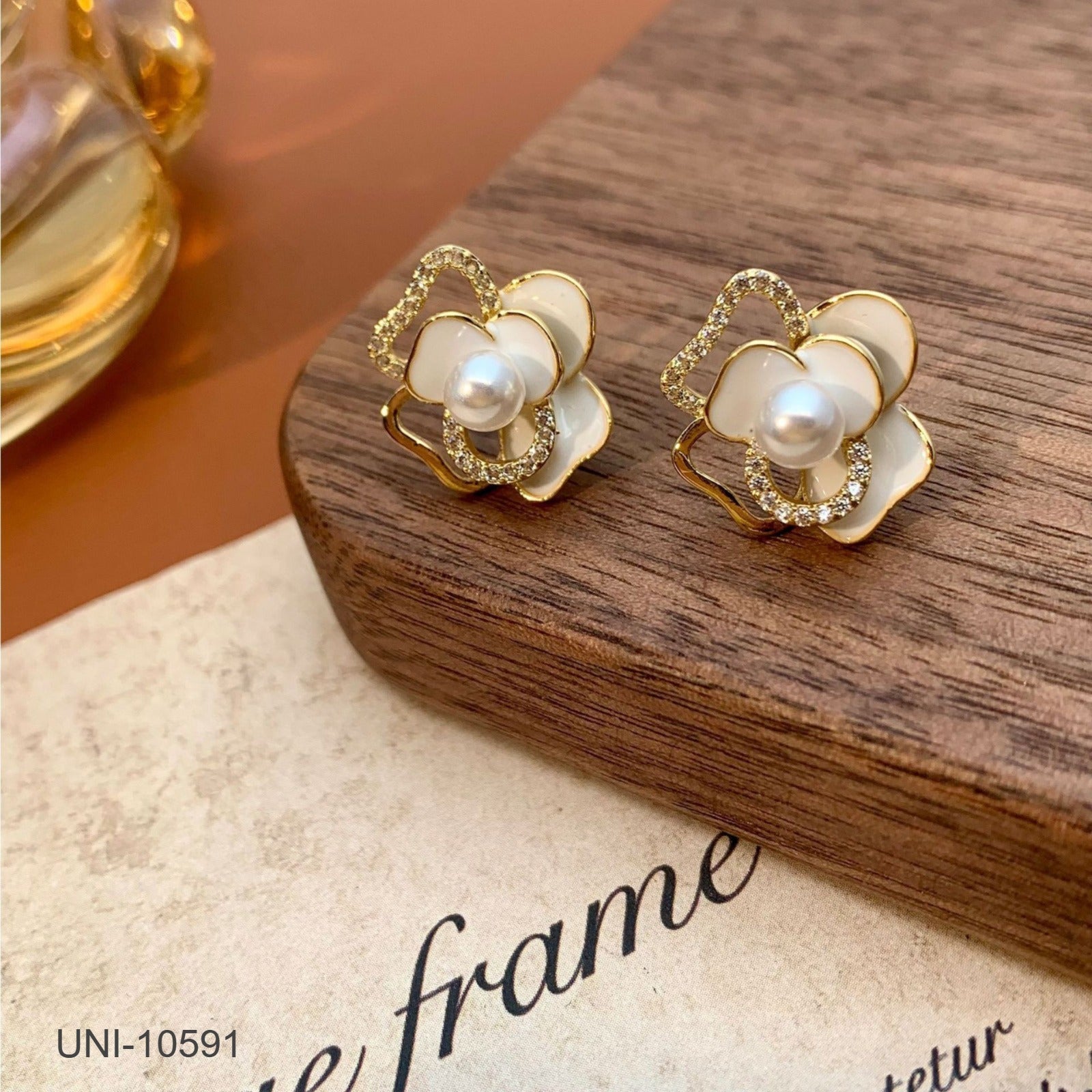 UNI-10591 - White Flower - Earring