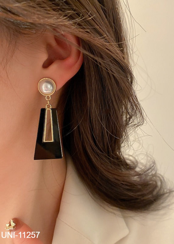 UNI-11257 - Pearl & Black Geometric - Earring