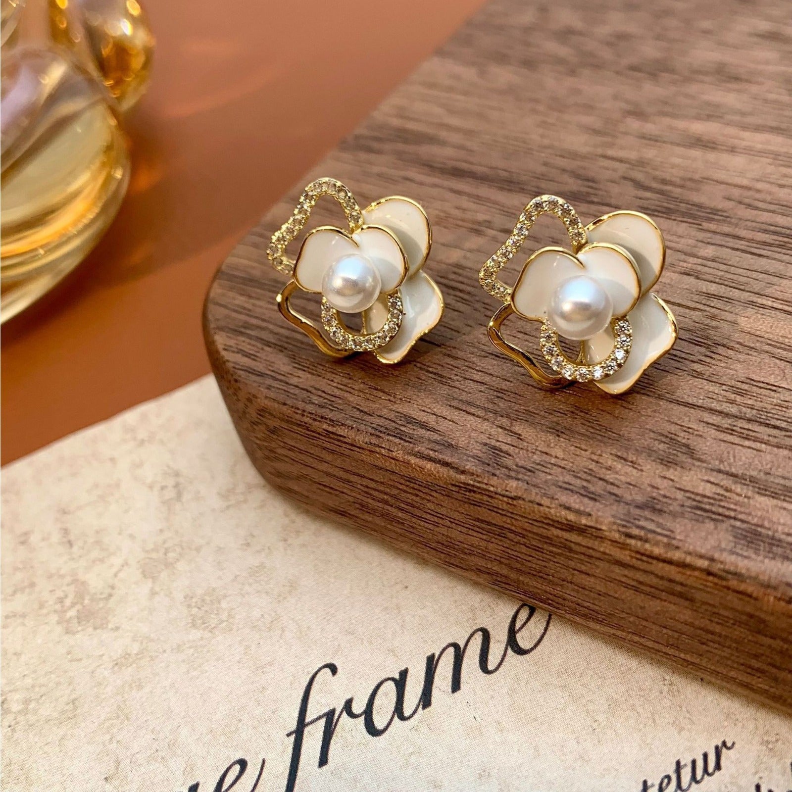 UNI-10591 - White Flower - Earring