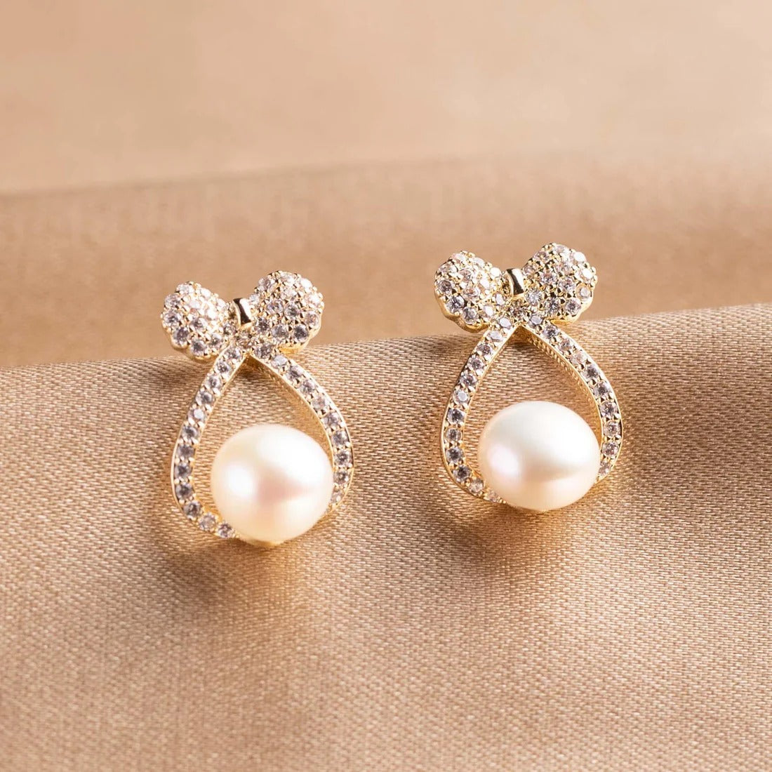 UNI-10115 - Pearly Blinky Bow Gold - Earring