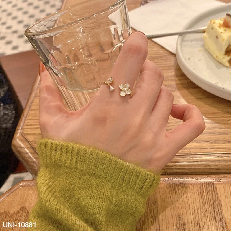 UNI-10881 - White Flower   - Ring