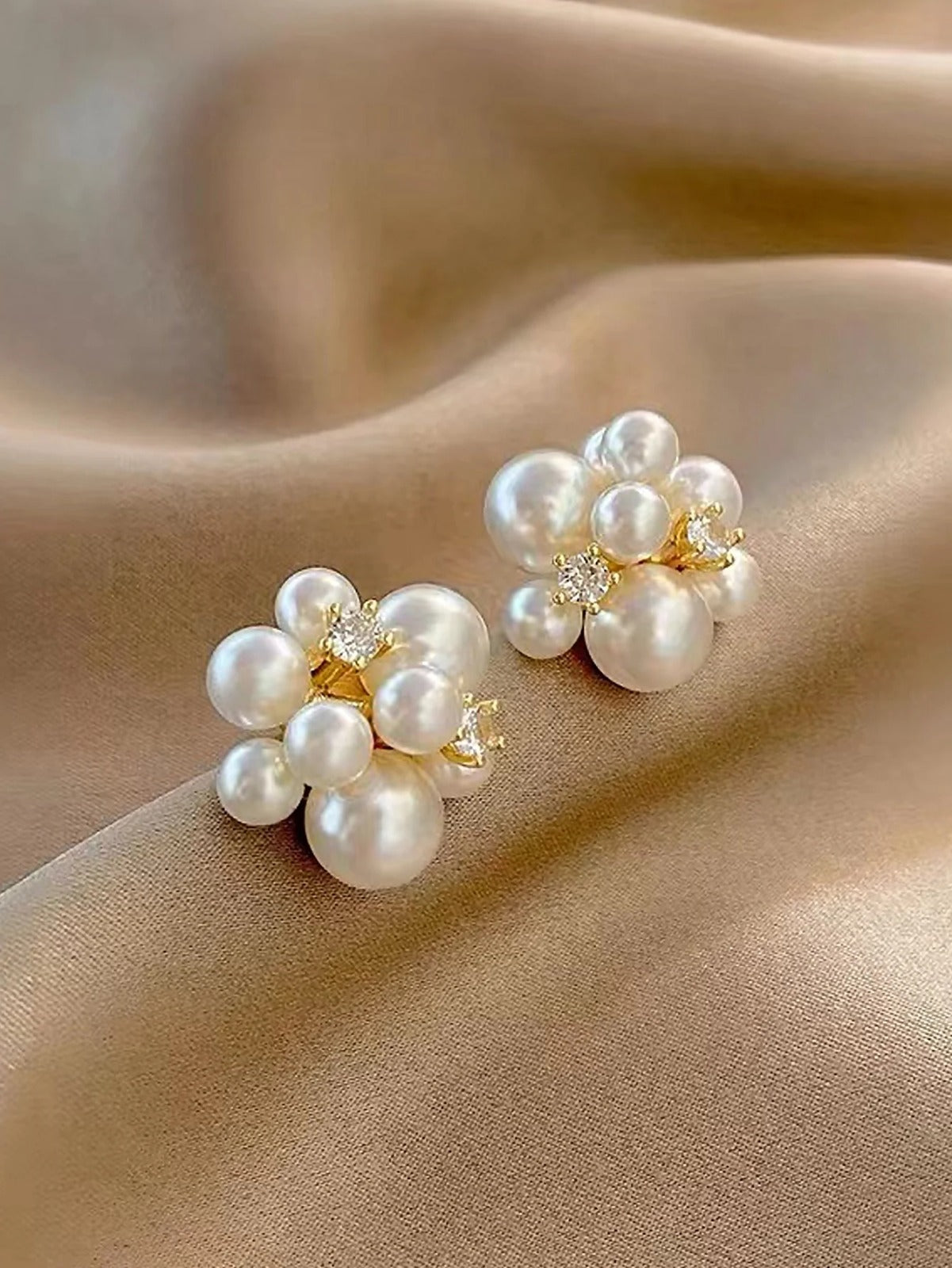 UNI-10077-1 - Pearl Cluster - Earring