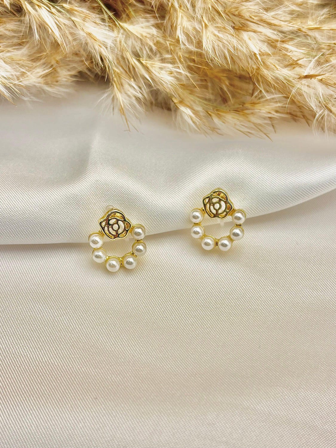 UNI-11059-1 - Pearl Flower Gold - Earring