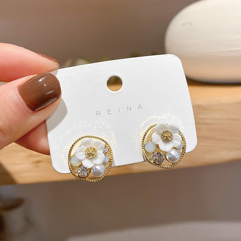 UNI-10416 - White Flower & Pearl  - Earring