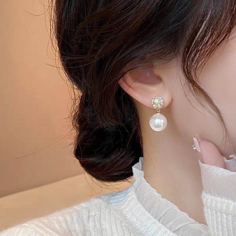 UNI-11006 - Round Diamond & Pearl Gold - Earrings