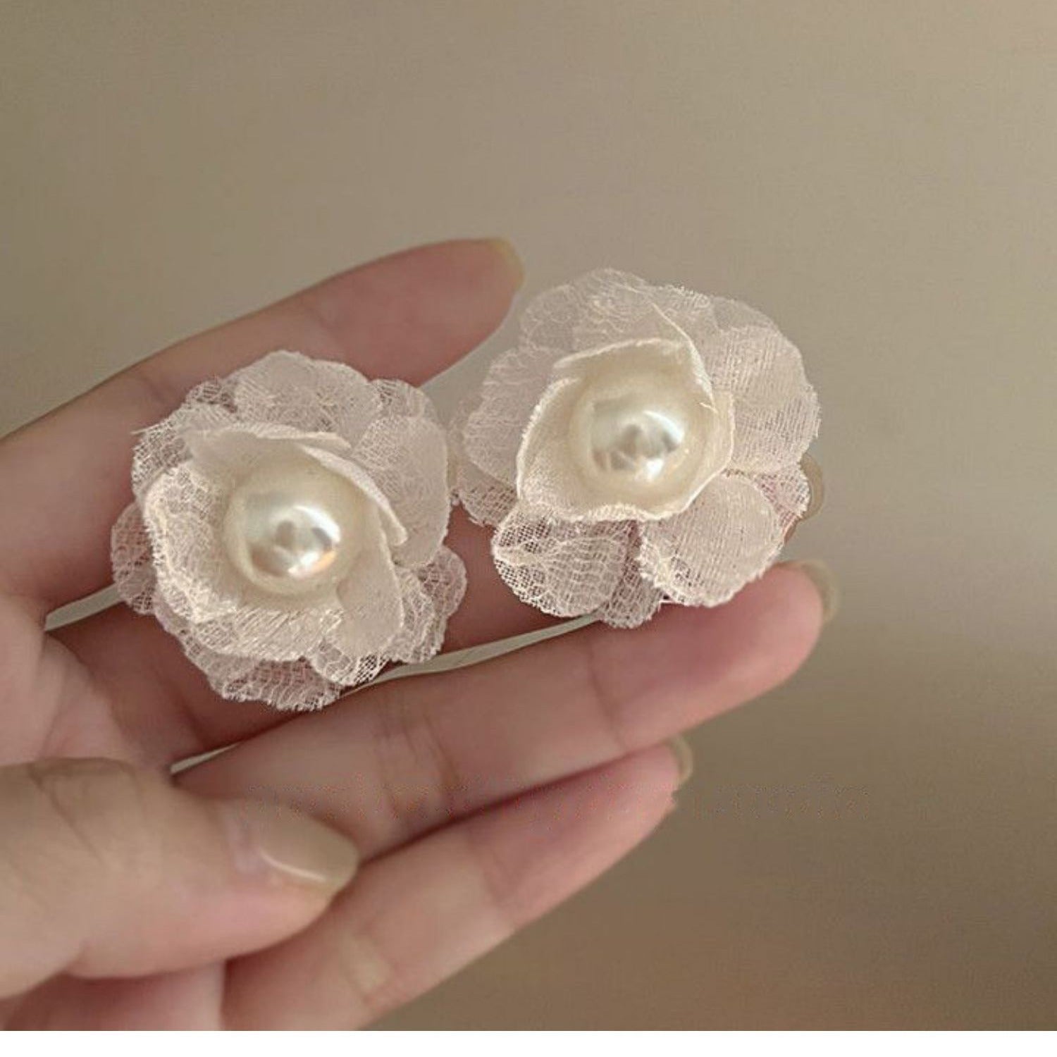 UNI-12249 - Pearl & White Flower - Earring