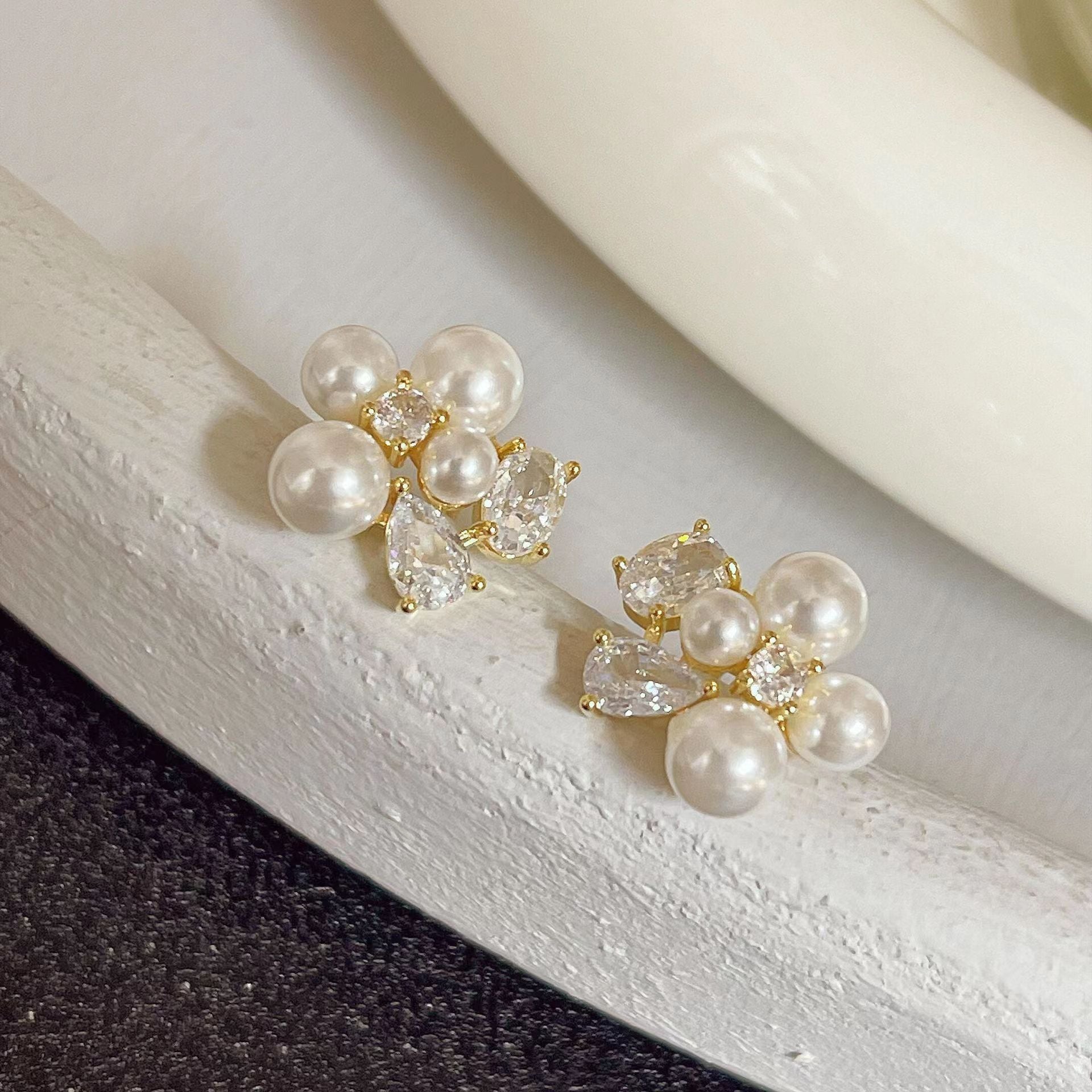 UNI-12108 - White Pearls - Earring