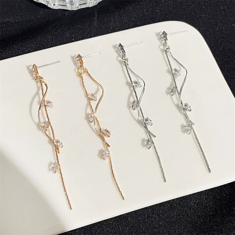 UNI-12387 - Gold Dangling Diamond Leaf - Earring