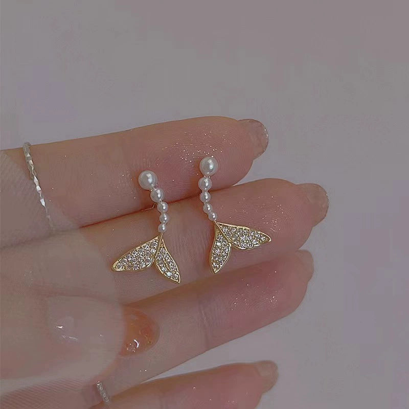 UNI-12253 - Mermaid Tail Pearl & Gold - Earring