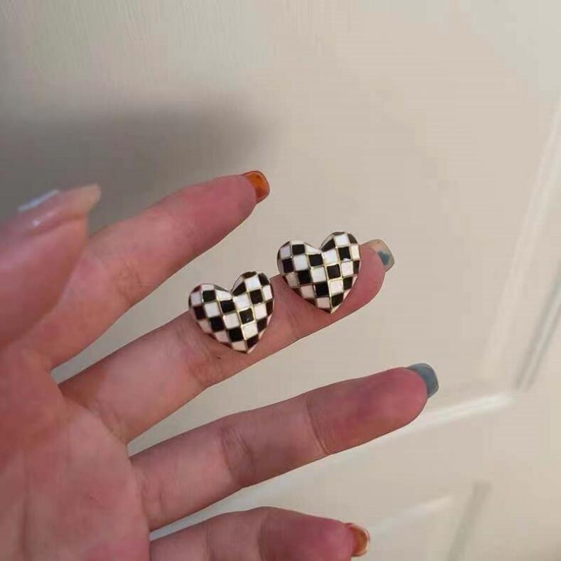 UNI-10127 - Black & White Grid Heart Gold - Earring