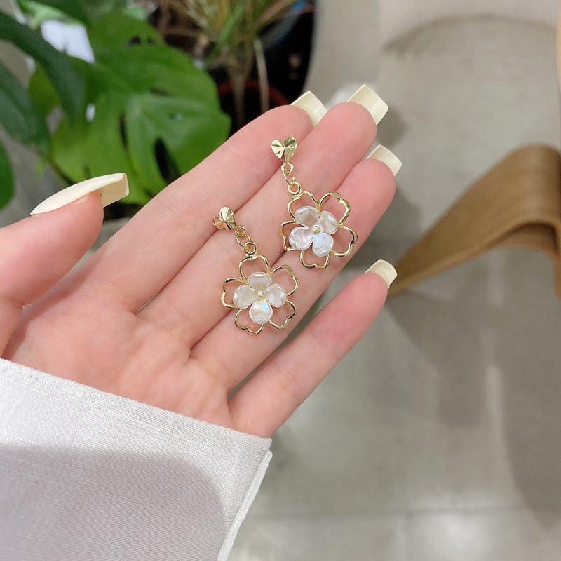 UNI-10141 - White Shiny Flower Gold  - Earring