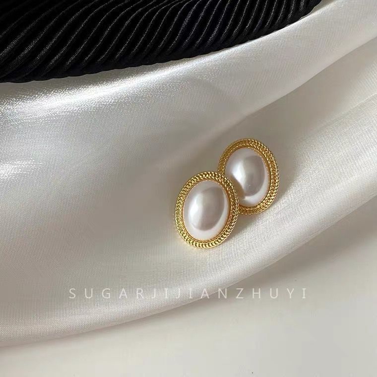 UNI-10046 - Elegant Pearl Frame - Earring