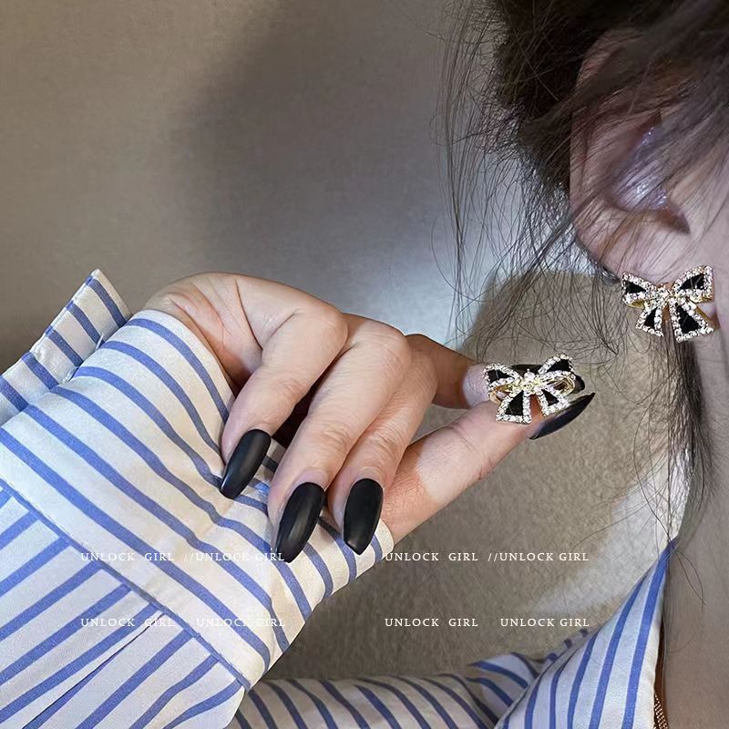 UNI-10052 - Black & White Diamonds Bow - Earring